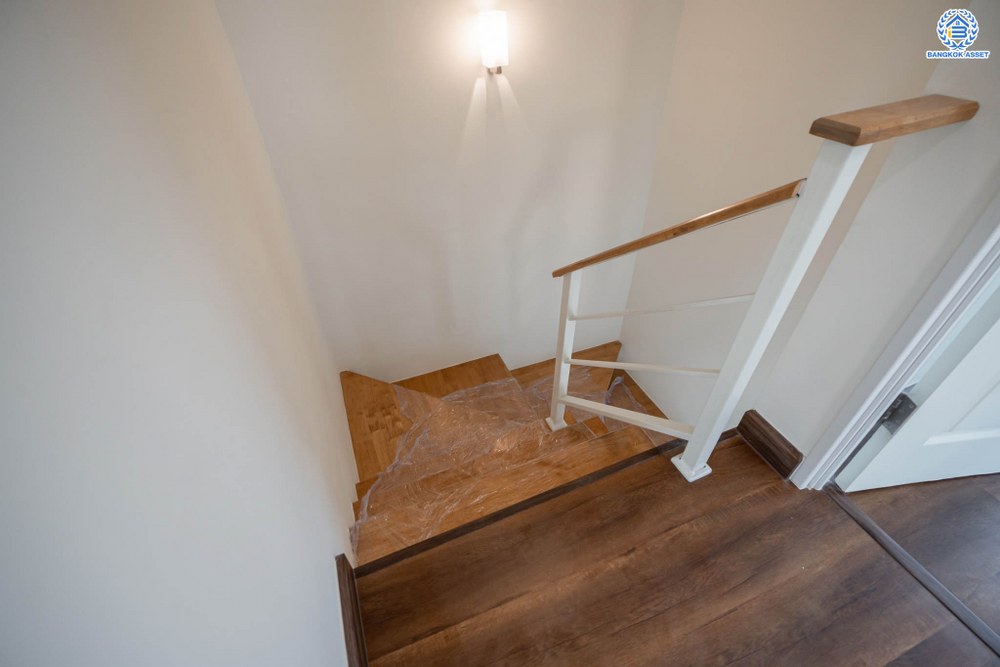 บ้านมือสองตกแต่งใหม่ โครงการ พฤกษาทาวน์เน็กซ์ ติวานนท์-พระราม5 หลังมุม เนื้อที่ 21.6 ตร.ว. ฟังก์ชัน 3 ห้องนอน 2 ห้องน้ำ 1 ที่จอดรถ พร้อมเข้าอยู่ได้ทันที บนทำเลเดินทางสะดวก ติดถนนนครอินทร์ เชื่อมต่อถนนราชพฤกษ์ ถนนกาญจนาภิเษก ใกล้จุดขึ้นทางด่วน "ศรีรัช" และรถไฟฟ้าสายสีม่วง "สถานีตลาดบางใหญ่"